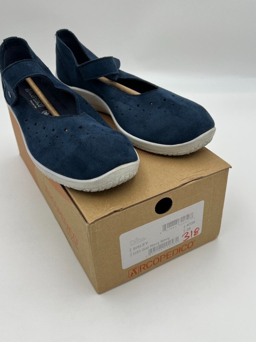 Like New Arcopedico Navy Blue Mary Janes size 39 or 8-8.5